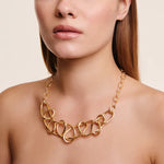 collana catena di giulia barela in bronzo placcato oro 24 carati indossata da modella