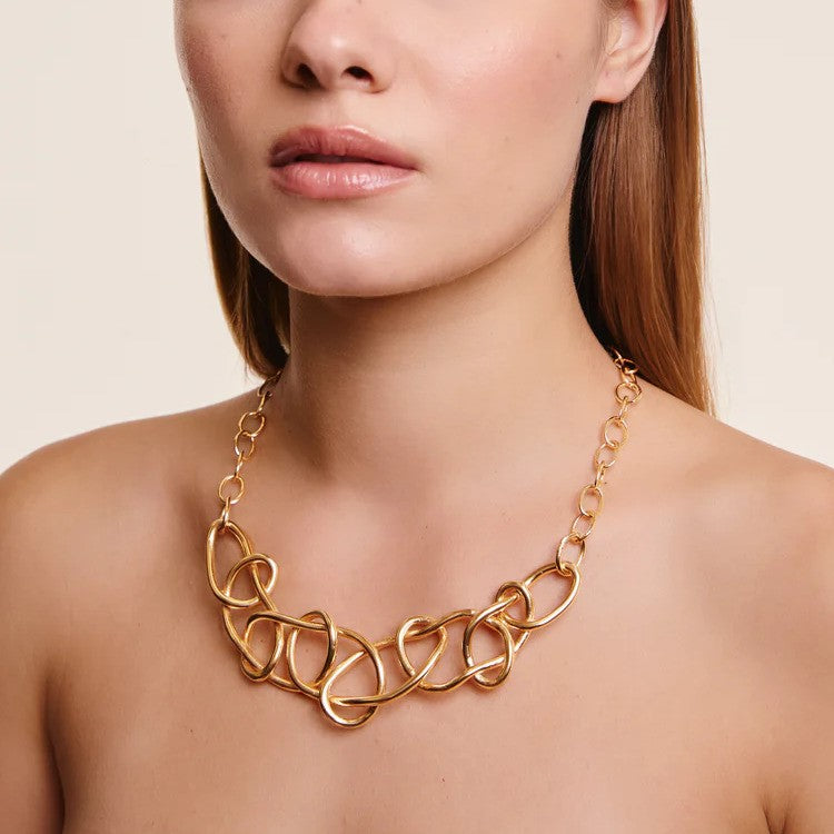 collana catena di giulia barela in bronzo placcato oro 24 carati indossata da modella