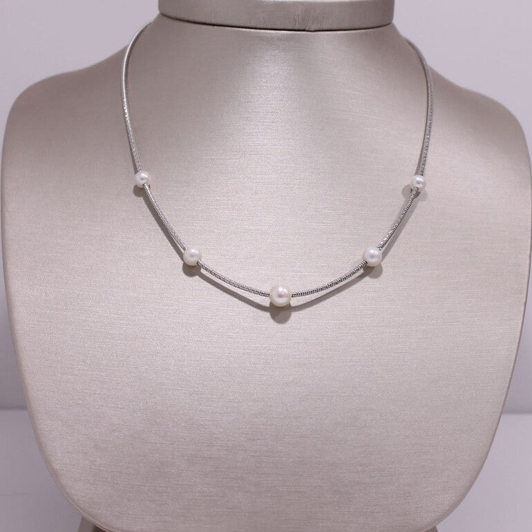 Collana Miluna monofilo in argento con perle bianche