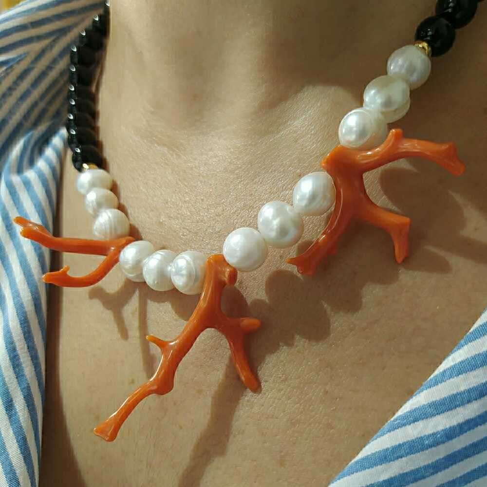 Collana SOVRANI in Argento dorato con Perle bianche e nere e Corallo