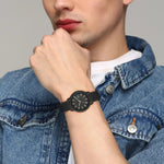 orologio sportivo lacoste in silicone nero con dettagli dorati indossato