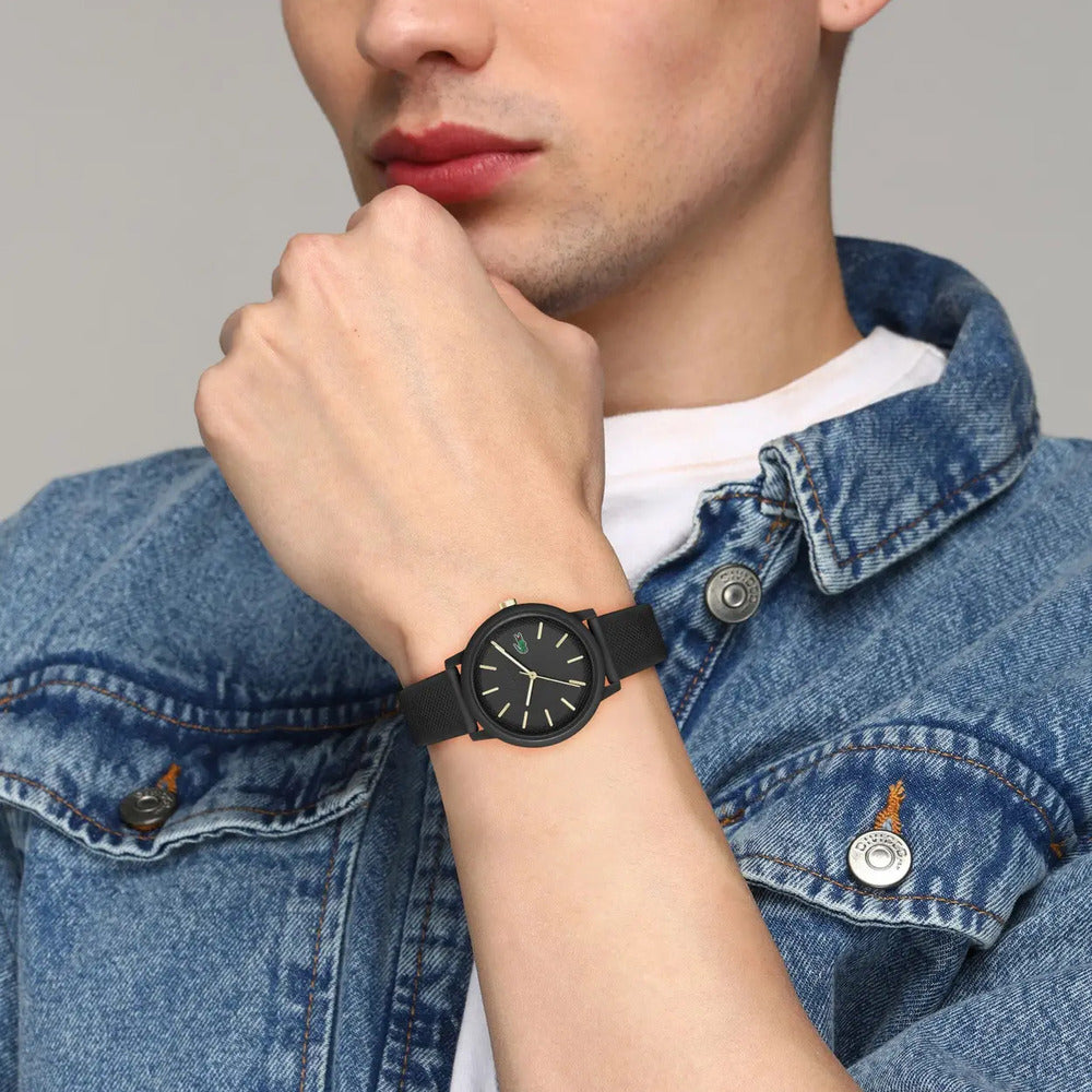 orologio sportivo lacoste in silicone nero con dettagli dorati indossato