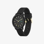 orologio sportivo lacoste in silicone nero con dettagli dorati vista laterale