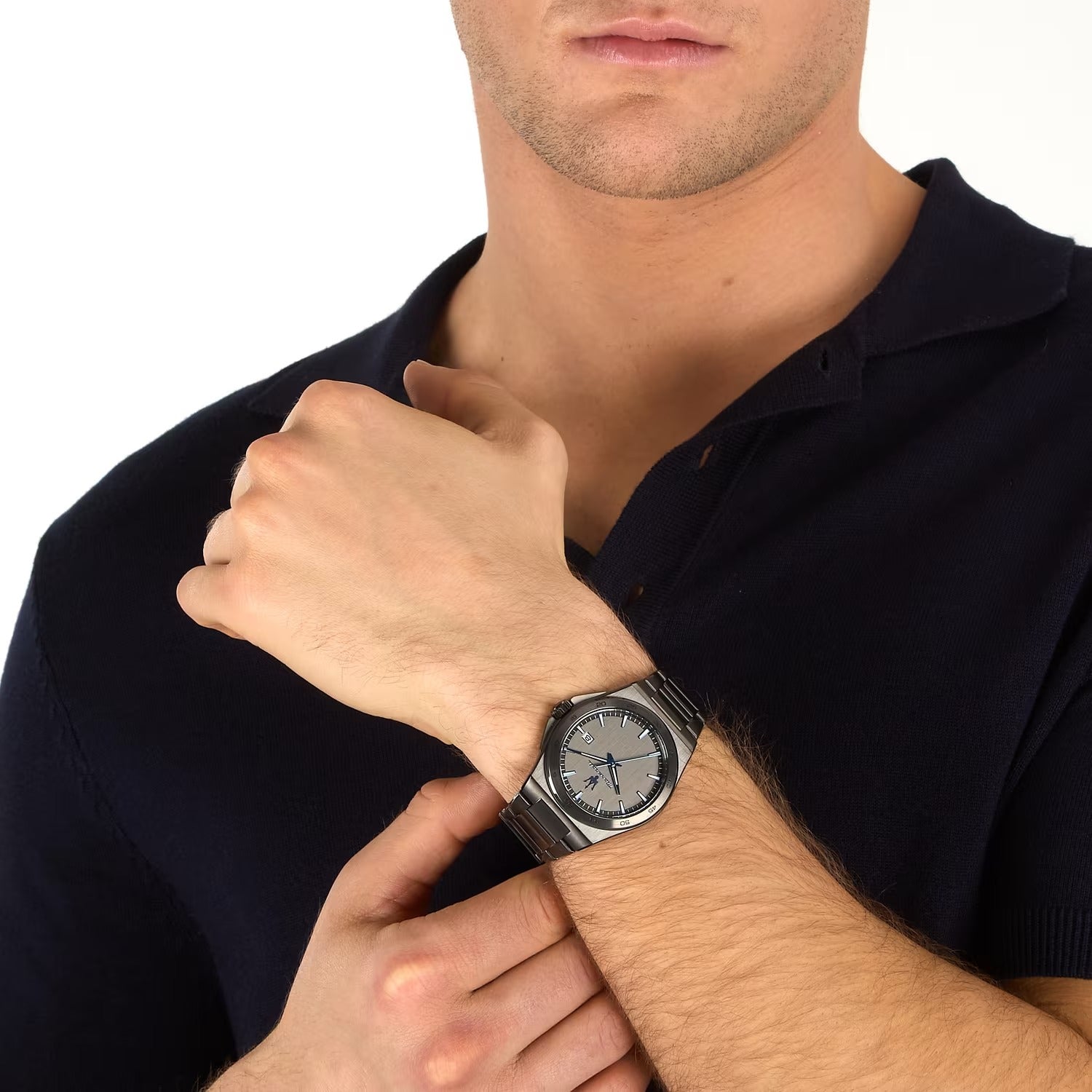 orologio da uomo maserati dark edition griogio scuro con indici blu codice prodotto R8853154001 indossato da modello